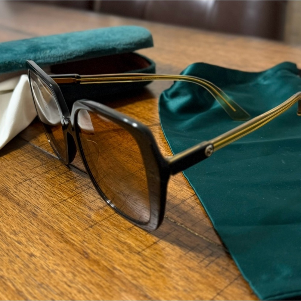 Gucci Elegant Black and Gold Sunglasses